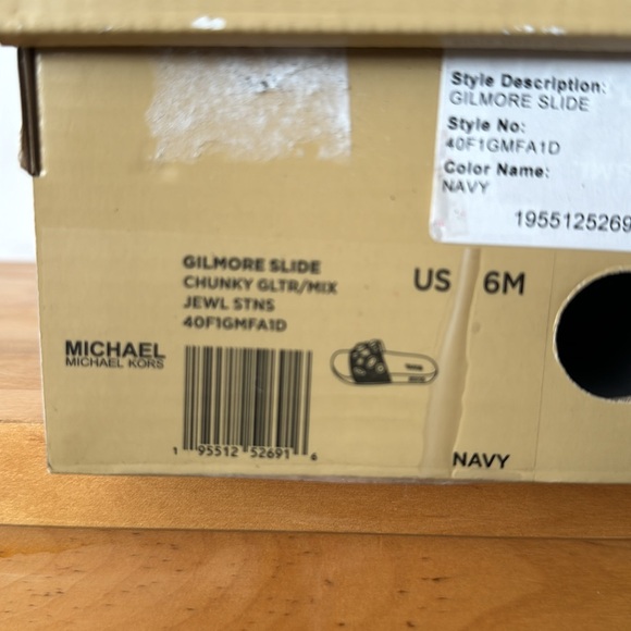 Michael Kors Gilmore slides in Navy brand new in box. Size 6 - Picture 6 of 6